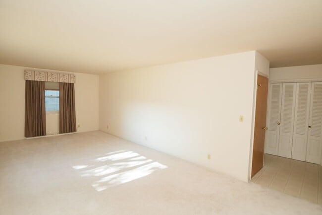 Building Photo - 3 bed 2 bath home in Valparaiso