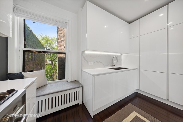 Building Photo - 556 W Roscoe St