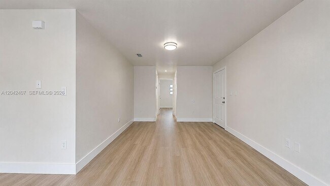 Building Photo - 1670 W 42nd St