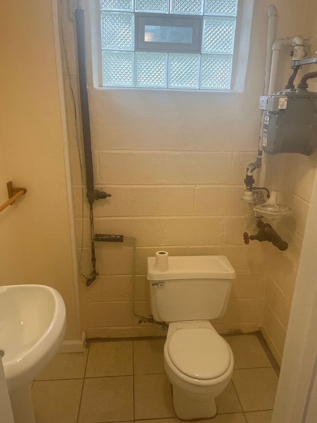 Building Photo - 3bed 1.5 Bathroom Townhome located 4353 Robertson Ave