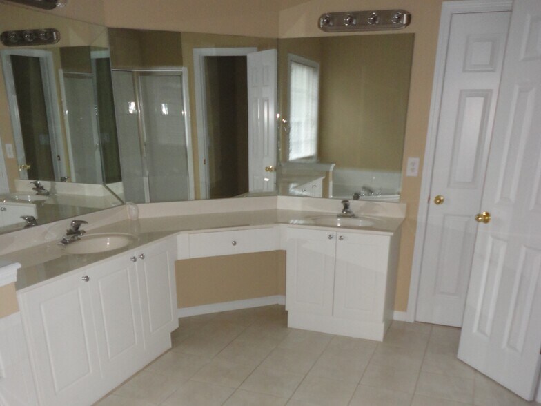 Building Photo - 6855 River Island Cir