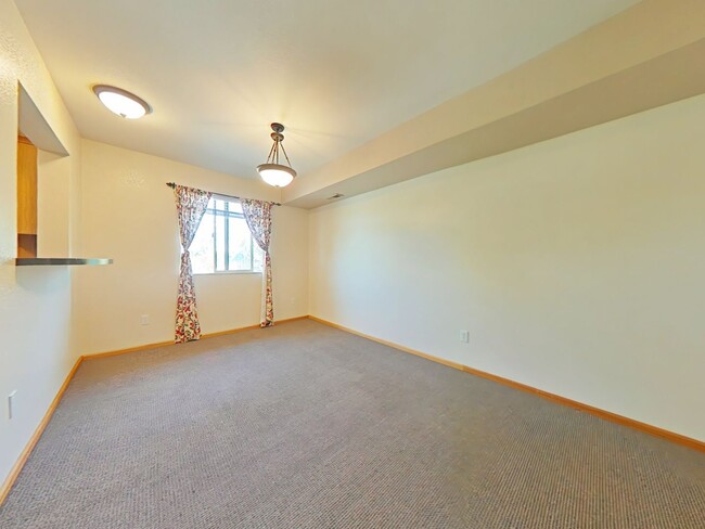 Building Photo - 3 Bedroom Townhouse ~ Close to Campus