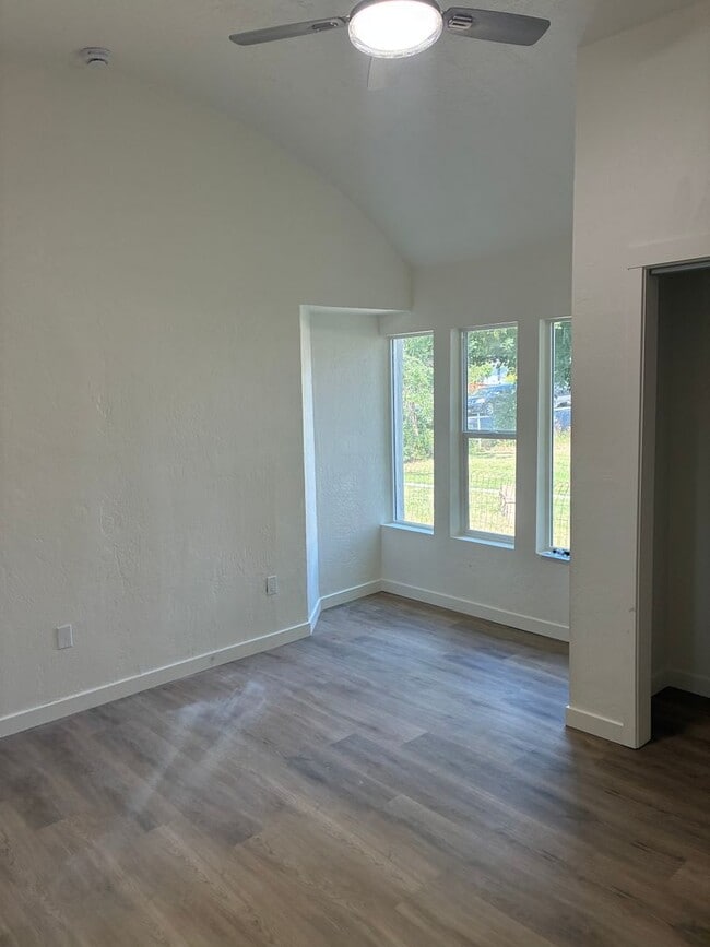 Building Photo - 520 W Garland Ave