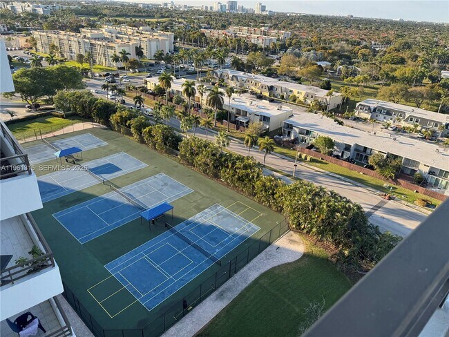 Building Photo - 2500 Parkview Dr