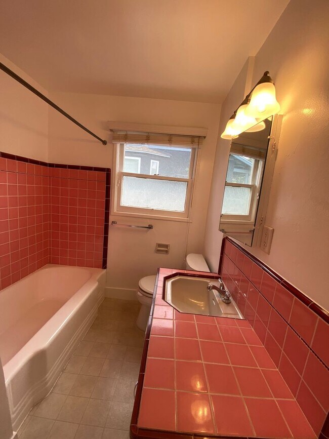 Building Photo - 4 Bedroom 3 Bath + Office / 5th Bedroom Ho...