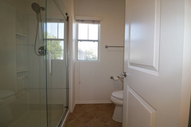 Building Photo - Townhome for Lease  in Valencia!