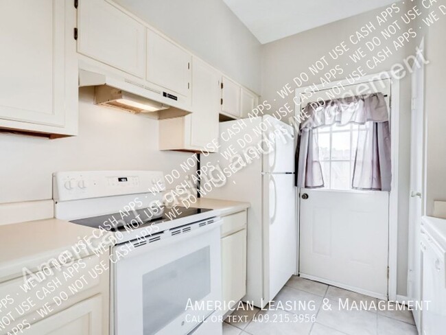 Building Photo - Charming Two-Story 2-Bedroom 1.5 Bathroom ...