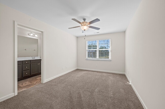 Building Photo - Charming 2-Bedroom, 2.5 Baths Townhouse in...