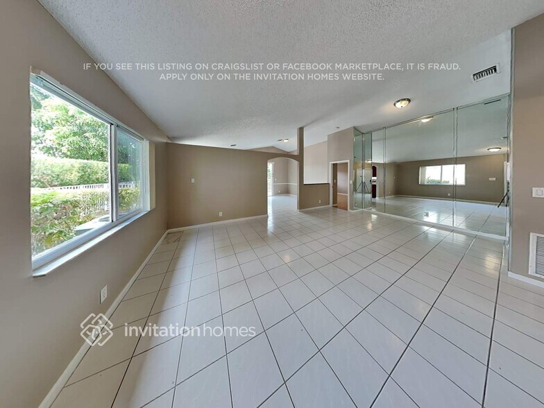 Building Photo - 1401 Banyan Cir