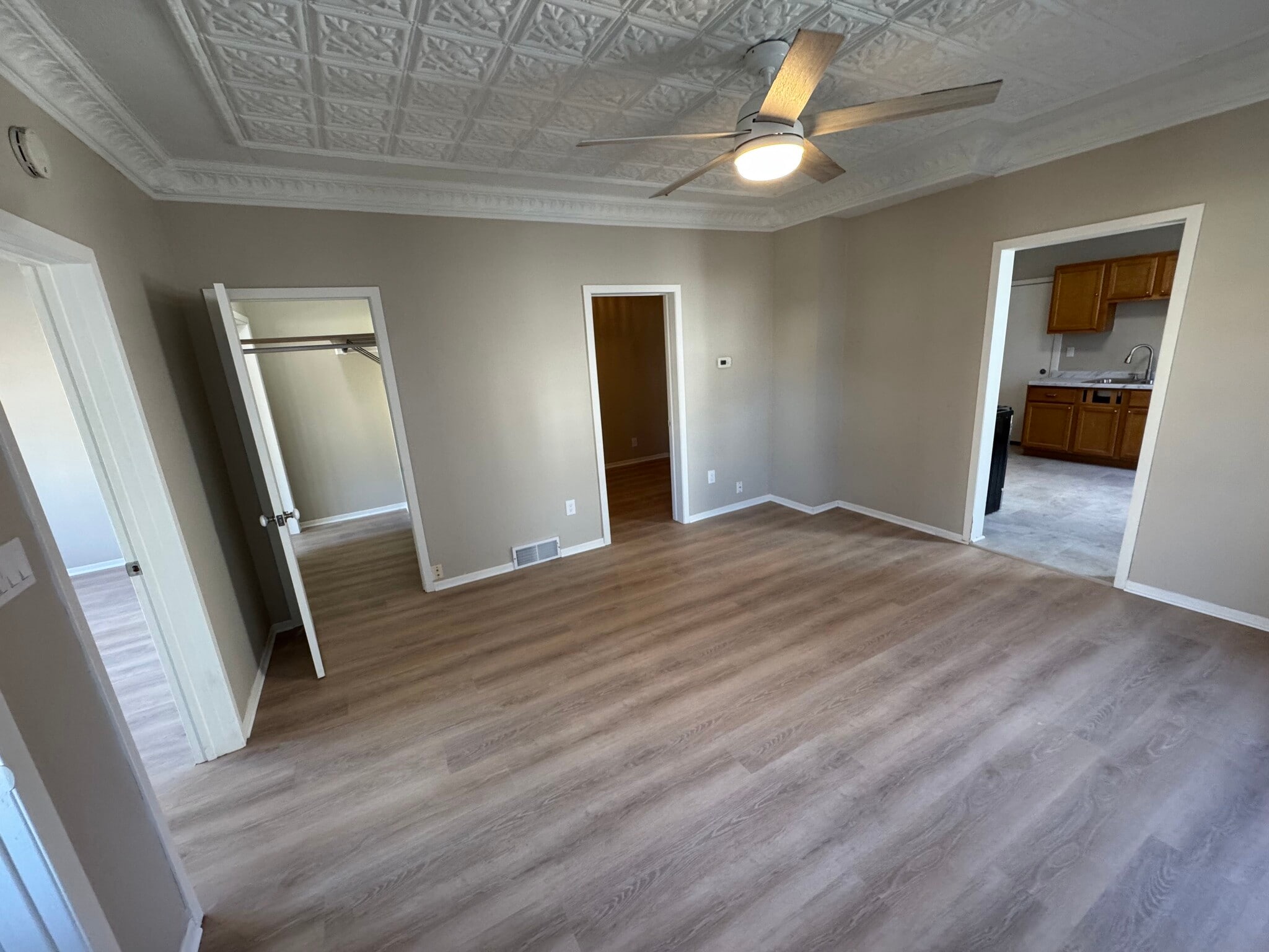 Building Photo - 305 E Clarence St