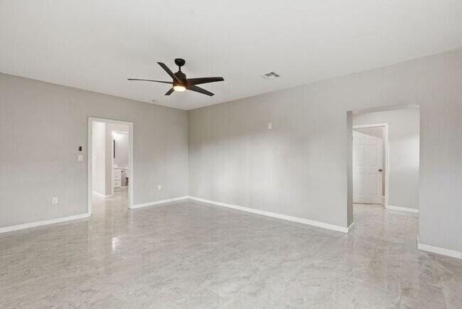 Building Photo - Bright, Fresh & Pet-Friendly — 3BR Retreat Minutes from U of A