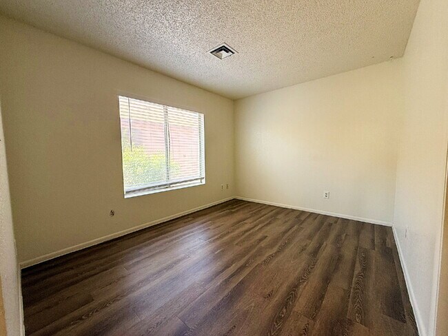 Building Photo - Golf Course Backyard! Updated 3-Bed Home i...