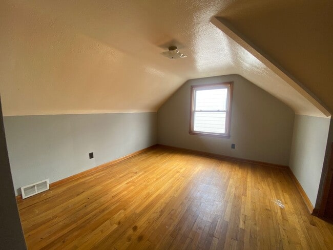 Building Photo - Charming 3-Bedroom Property in Prime Location