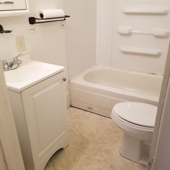 Building Photo - AVAILABLE NOW - Beautiful 3 Bed, 1 Bath Home