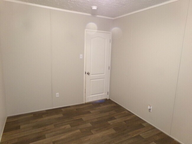 Building Photo - Country Living