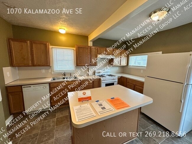 Building Photo - 1070 Kalamazoo Ave SE