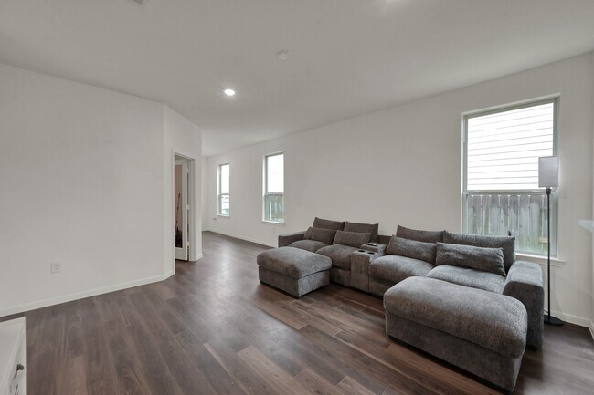 Building Photo - 16435 Big Hickory Dr