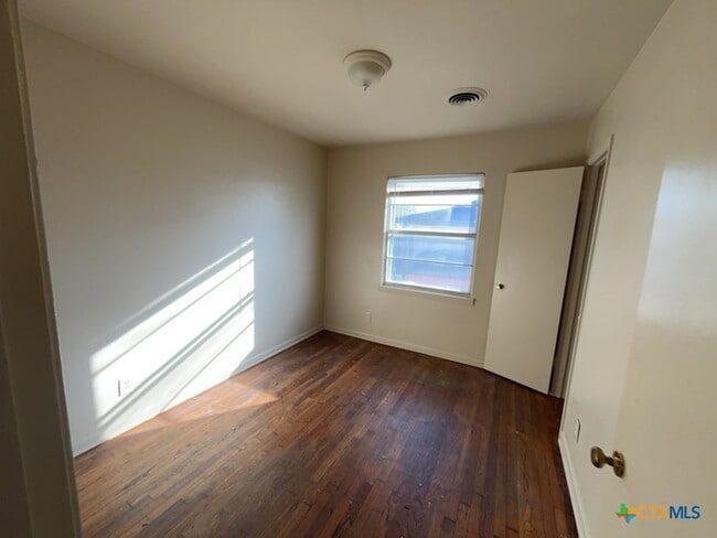 Building Photo - 1504 Redondo Dr