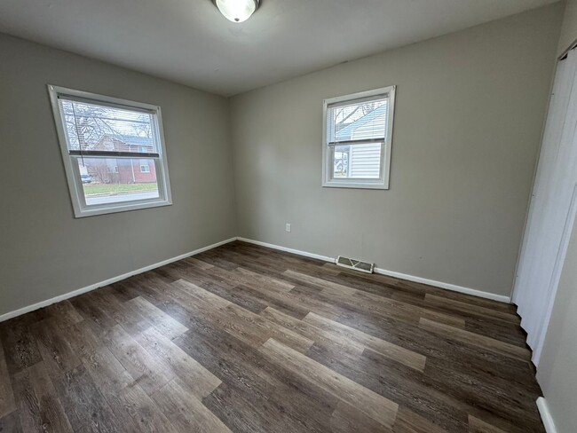 Building Photo - Cozy 3 Bed, 1 Bath Home with Main Floor La...