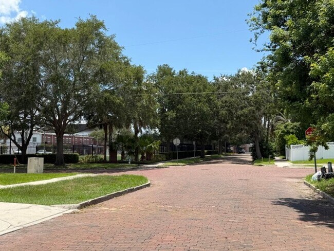 Building Photo - Colonial Town 2 bedroom Duplex