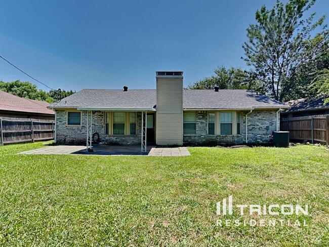 Building Photo - 615 Sherman Dr