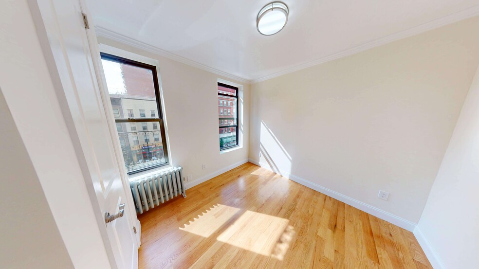 Building Photo - 301 E 85th St