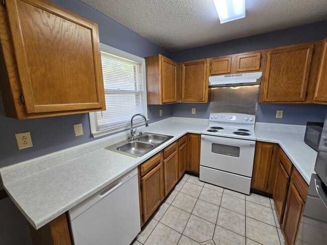 Building Photo - 2 Bedroom 2-1/2 Bathroom Townhouse Style Condo