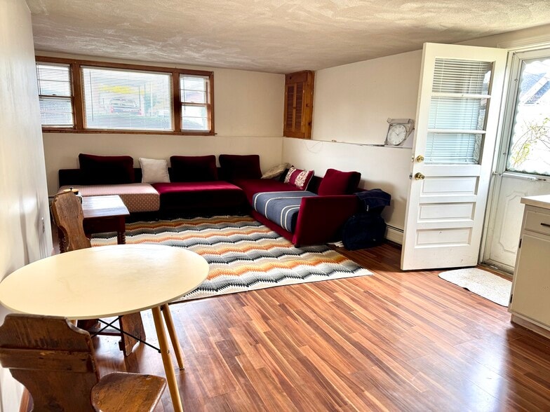 Building Photo - 93 Sigourney St