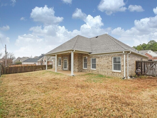Building Photo - GORGEOUS 4 bed, 3.5 bath home near Macon a...