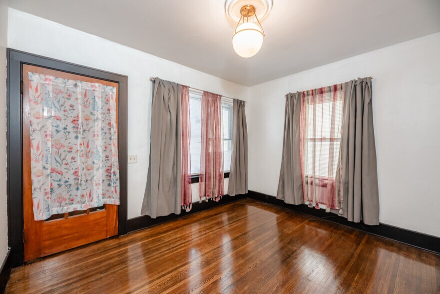 Building Photo - 57 Anthony St