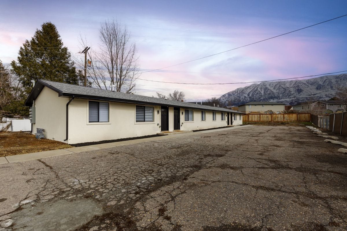 Building Photo - 170-400 400 E