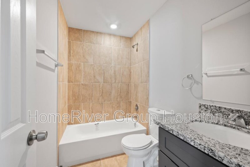 Building Photo - 8217 Crestview Dr