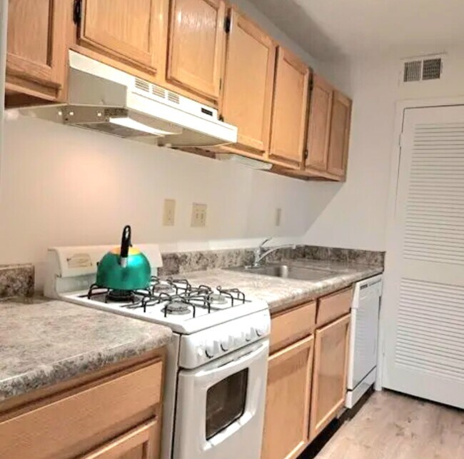 Kitchen - 6824 Glenridge Dr