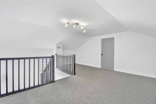 Building Photo - 3316 N Damen Ave