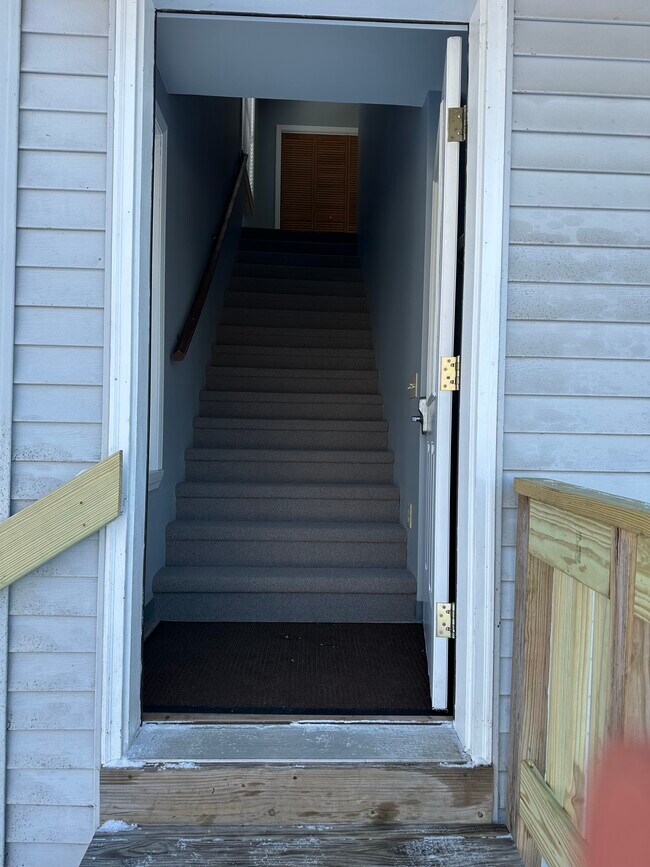 Building Photo - 524 W River Rd