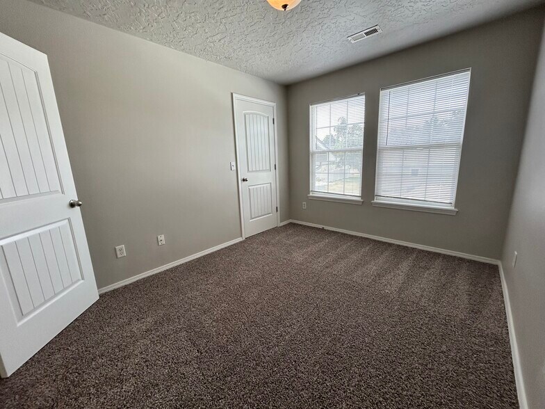 Building Photo - 1621 S Eagleson Rd