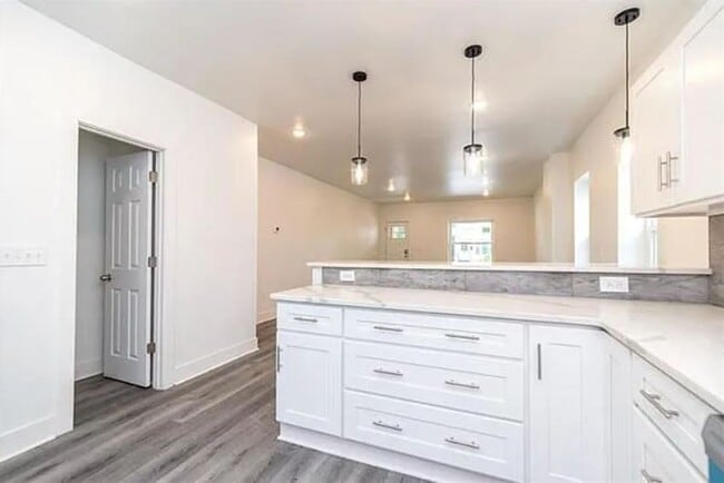 Building Photo - Beautiful 4 Bedroom Newly renovated home!