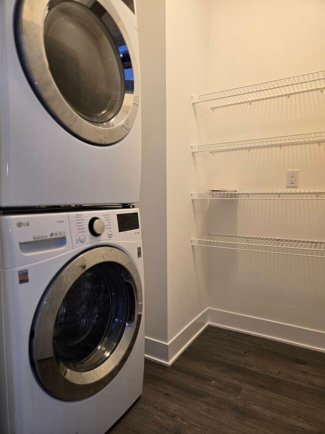 Building Photo - 1876 McQuat Pl