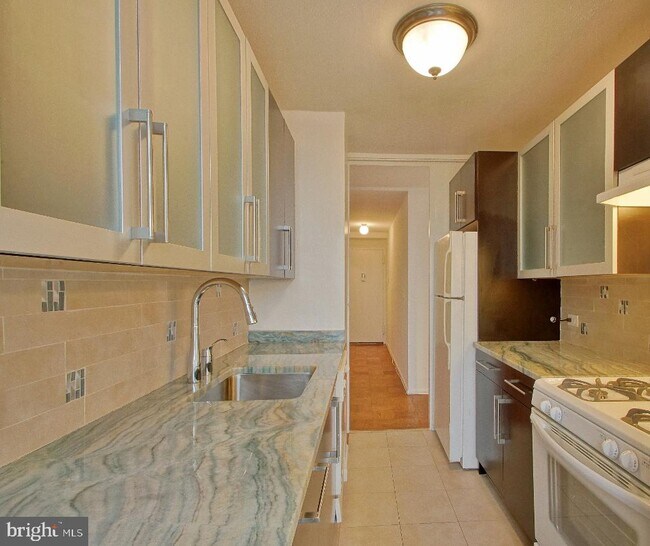 Building Photo - 200 Locust St