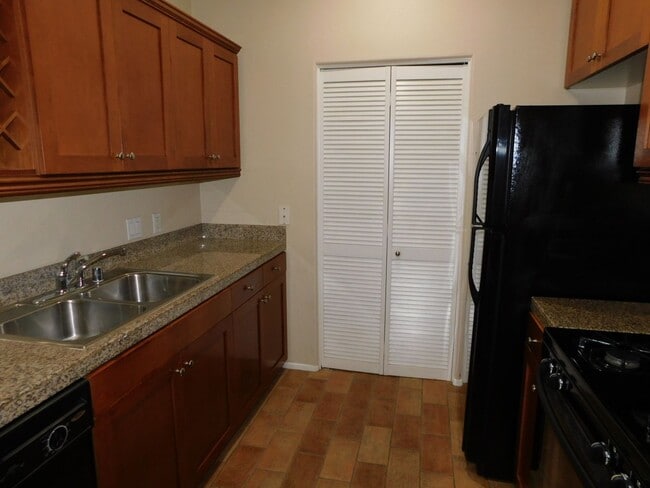 Building Photo - Watermarke Condo 1bed 1 bath