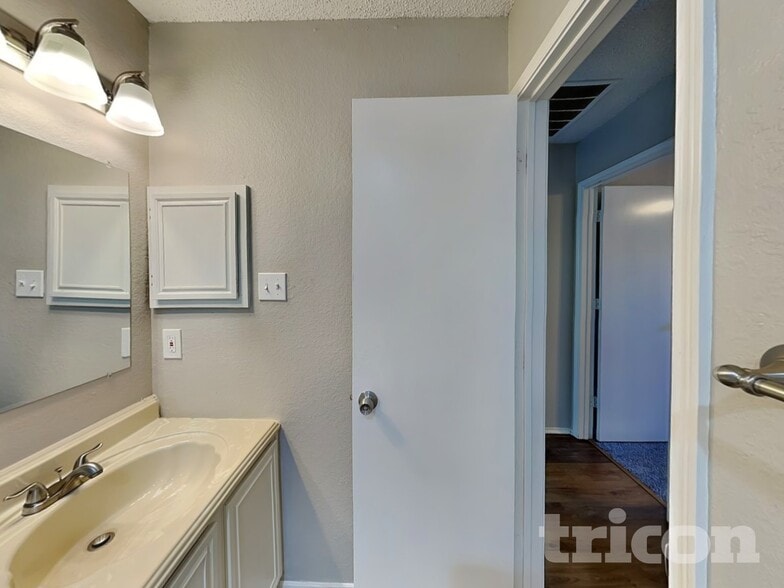 Building Photo - 1210 Hidden Creek Dr