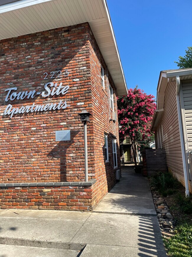 Building Photo - 2223 Laurel Ave