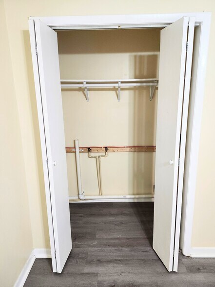 Washer & dryer connections - 5230 Beach Dr