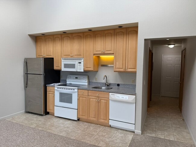 Building Photo - 2 Bed, 2 Bath Upper Level Condo