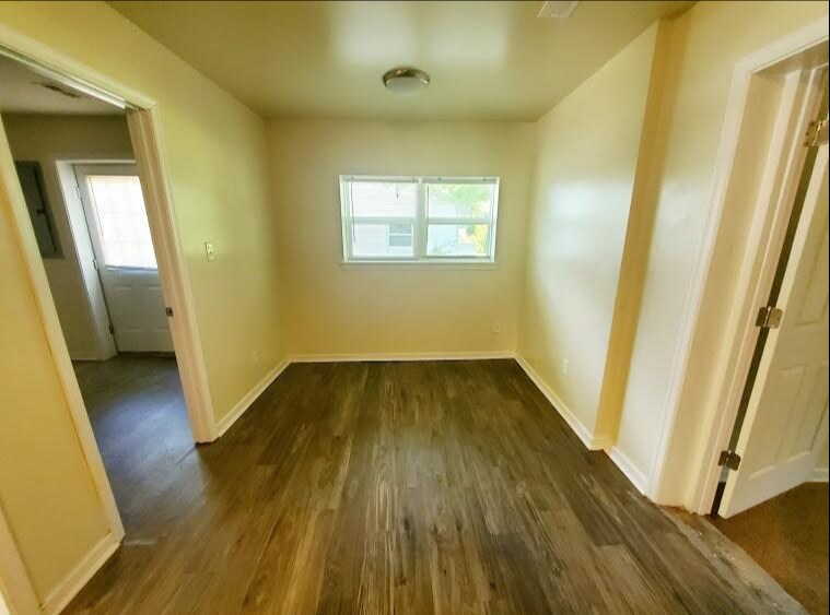 Building Photo - 1922 Oak Hill Ln