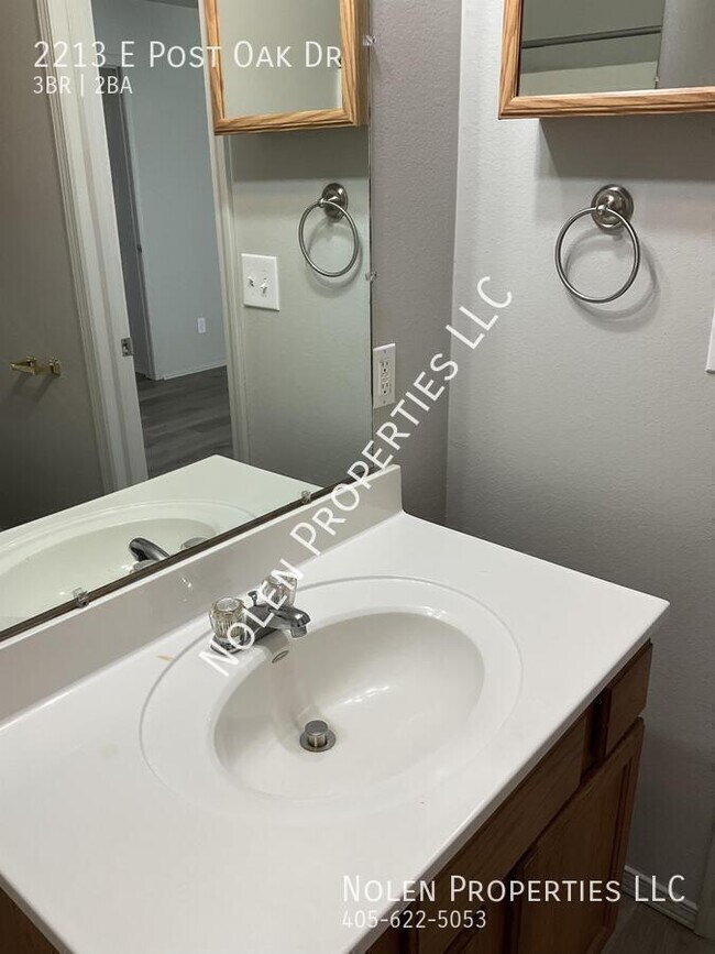 Building Photo - 2213 Post Oak Dr
