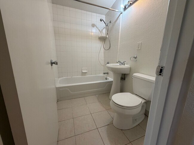 Building Photo - Adorable 3 bedroom 2 bath bungalow in Rosemont