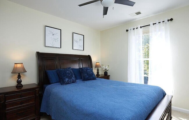 Building Photo - Beautifully maintained brick townhouse in ...