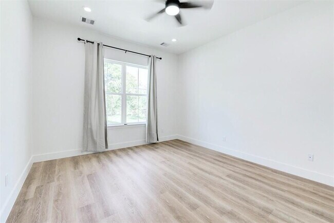 Building Photo - "Charming 3-Bed Oasis with 2.5 Baths & 1,707 Sq Ft in Houston's Heart!"