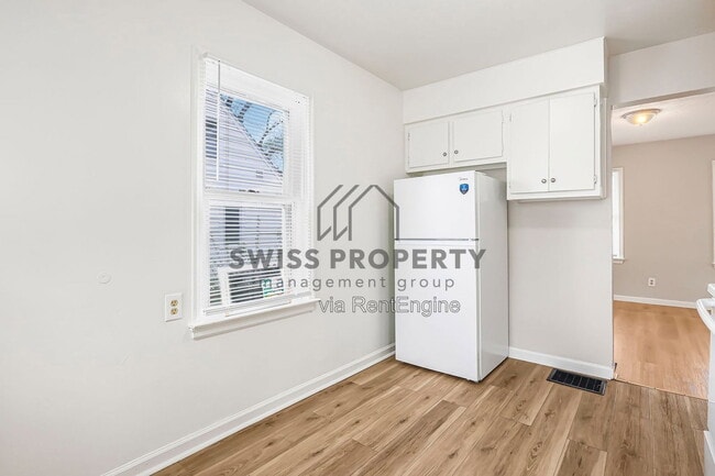 Building Photo - 1590 Vendome Dr S